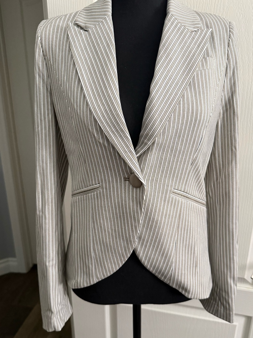 Amanda & Chelsea Slim Single-Button Striped Blazer in Beige and White Small